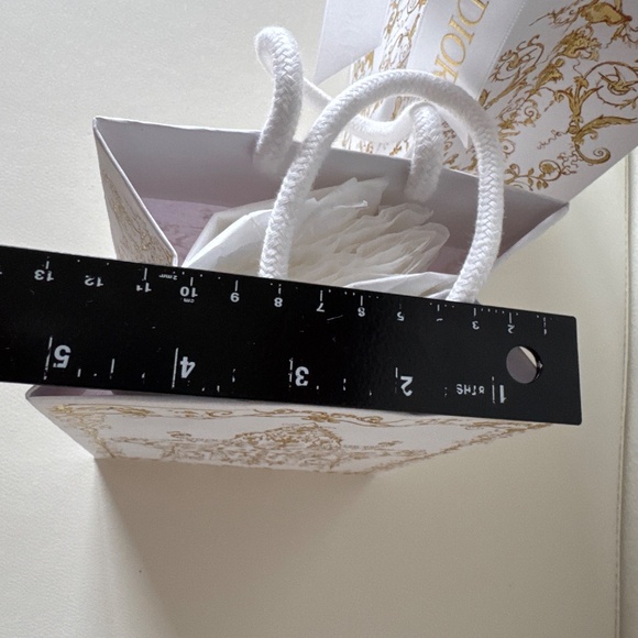 Christian Dior Holiday Printed Shopping Bags with Ribbon & Printed Tissue Paper - Picture 5 of 12